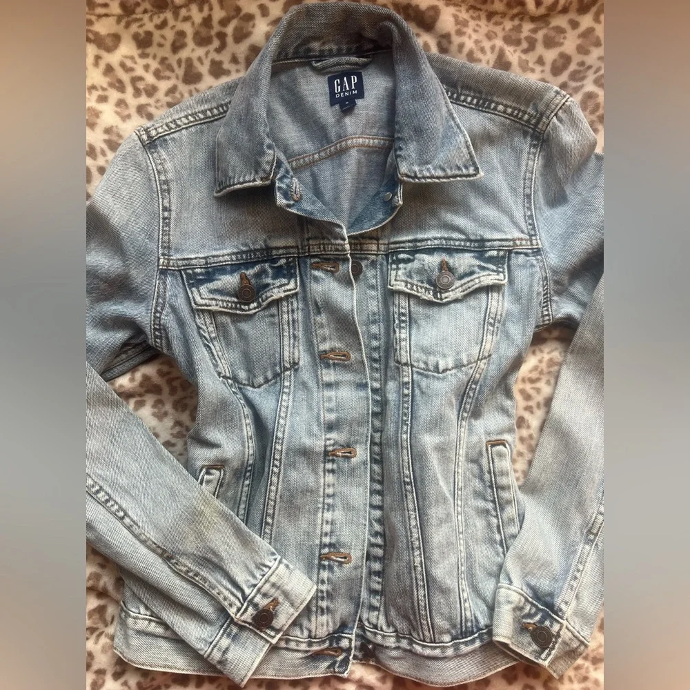 ☀️ GAP Denim Light Wash Jean Jacket Classic Trucker Style | Women’s Medium - Picture 14 of 14